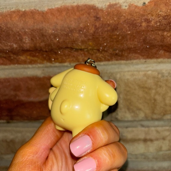 Cute Pompompurin Keychain holding pizza - Picture 4 of 5